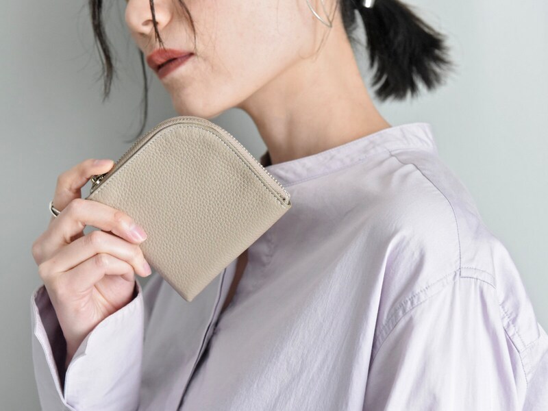 ハンカチサイズで持てる！？薄さわずか8mmの手のひら財布が、キャッシュレス時代にちょうどいい。