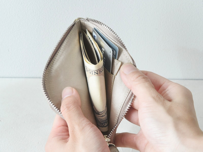 ハンカチサイズで持てる！？薄さわずか8mmの手のひら財布が、キャッシュレス時代にちょうどいい。
