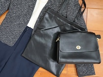 春の式典の必須アイテム。私は、オンにもオフにも使えるフェイクレザーのサブバッグを選びました。