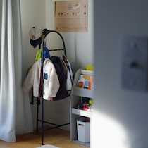 「自分で選ぶ」が嬉しいコートハンガー。子どもの成長に合わせて自由な使い方をご紹介。