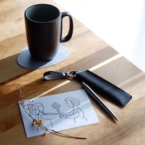 「じぶん時間」のお供に1本のペン。習い事にカフェタイム、お仕事にも、スタッフが愛用している大人のペンホルダー