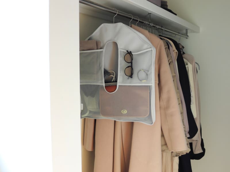 「よく使うモノの定位置」にも！スタッフ宅でも大活躍中の、クローゼットの新・浮かせる収納術