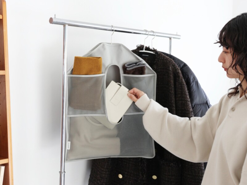 「よく使うモノの定位置」にも！スタッフ宅でも大活躍中の、クローゼットの新・浮かせる収納術
