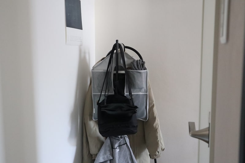 「よく使うモノの定位置」にも！スタッフ宅でも大活躍中の、クローゼットの新・浮かせる収納術