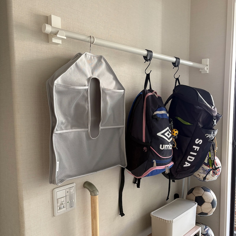 「よく使うモノの定位置」にも！スタッフ宅でも大活躍中の、クローゼットの新・浮かせる収納術