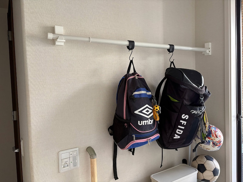 「よく使うモノの定位置」にも！スタッフ宅でも大活躍中の、クローゼットの新・浮かせる収納術