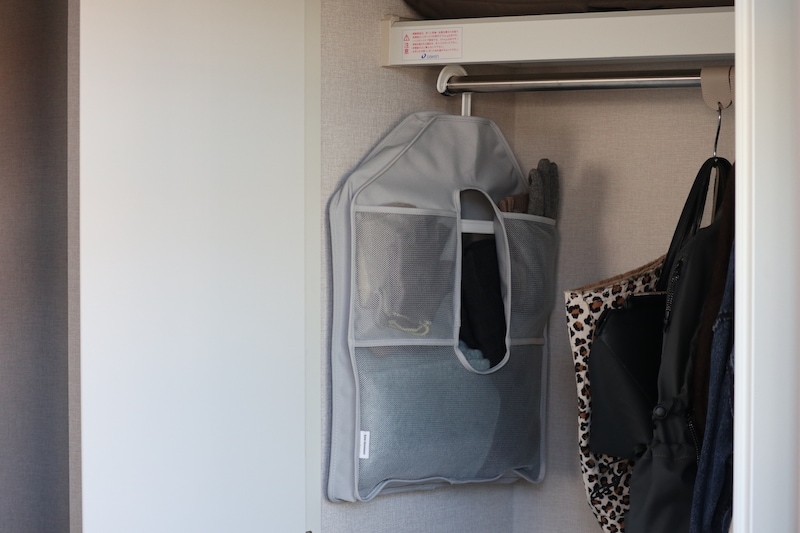 「よく使うモノの定位置」にも！スタッフ宅でも大活躍中の、クローゼットの新・浮かせる収納術