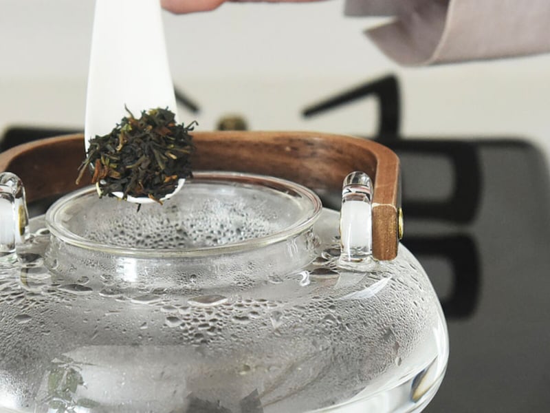 ゆれる茶葉、流れる水滴…美しさを味わうティーセットで、こころ整うお茶習慣をはじめよう