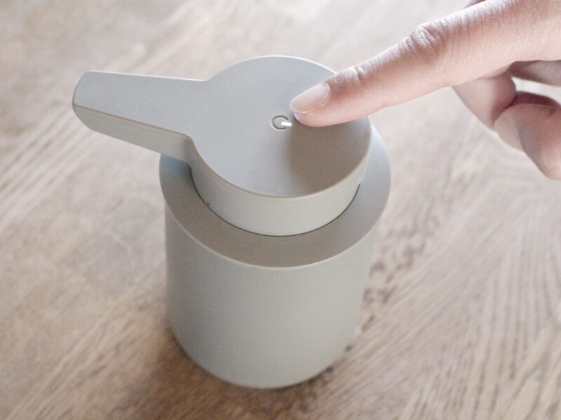 手を洗うたびに「これ、いいな」。暮らしにコロンと寄り添う自動式ディスペンサー