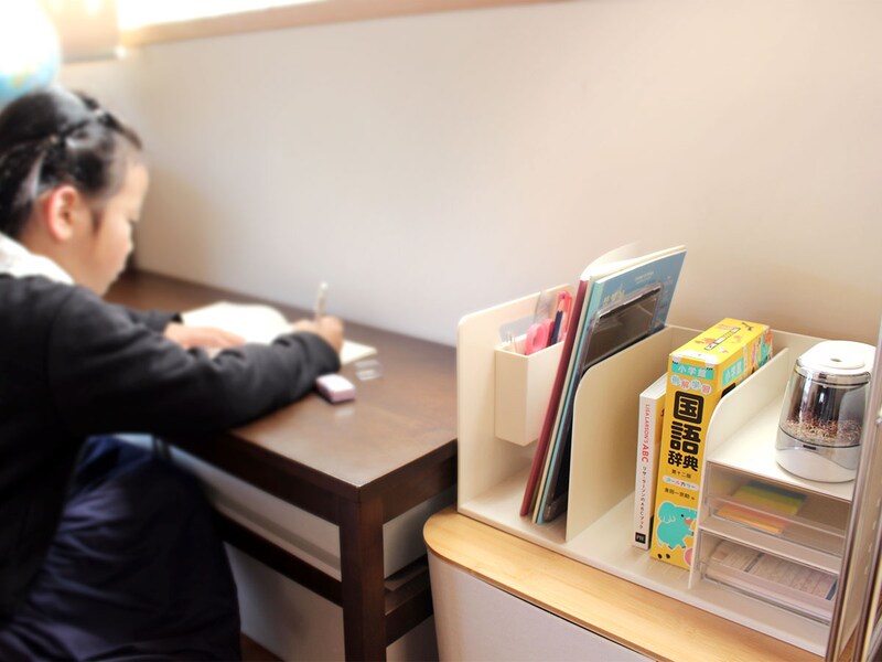 勉強机がなくたって。テーブルが機能的なデスクに変身「収納ブックスタンド」