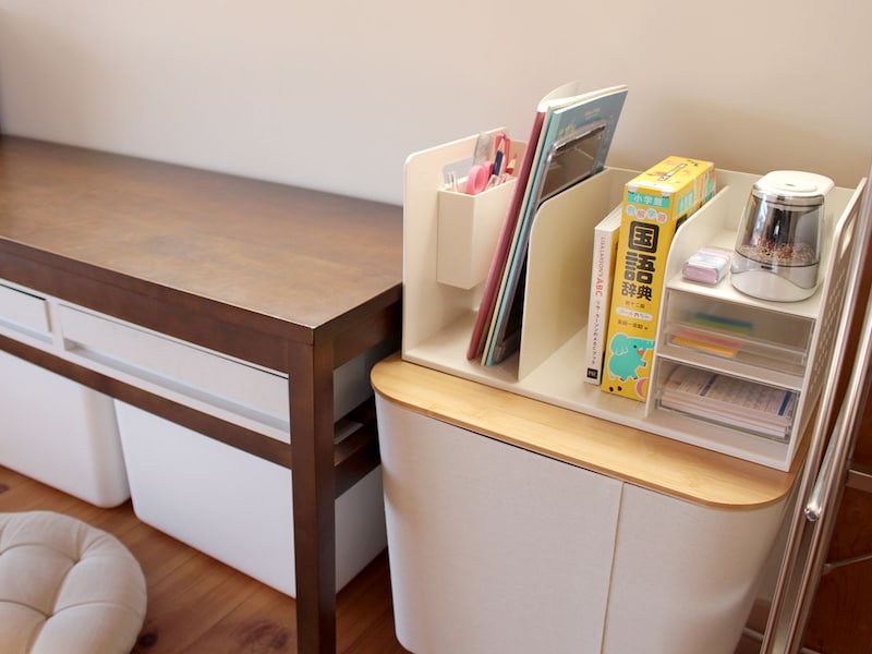 勉強机がなくたって。テーブルが機能的なデスクに変身「収納ブックスタンド」