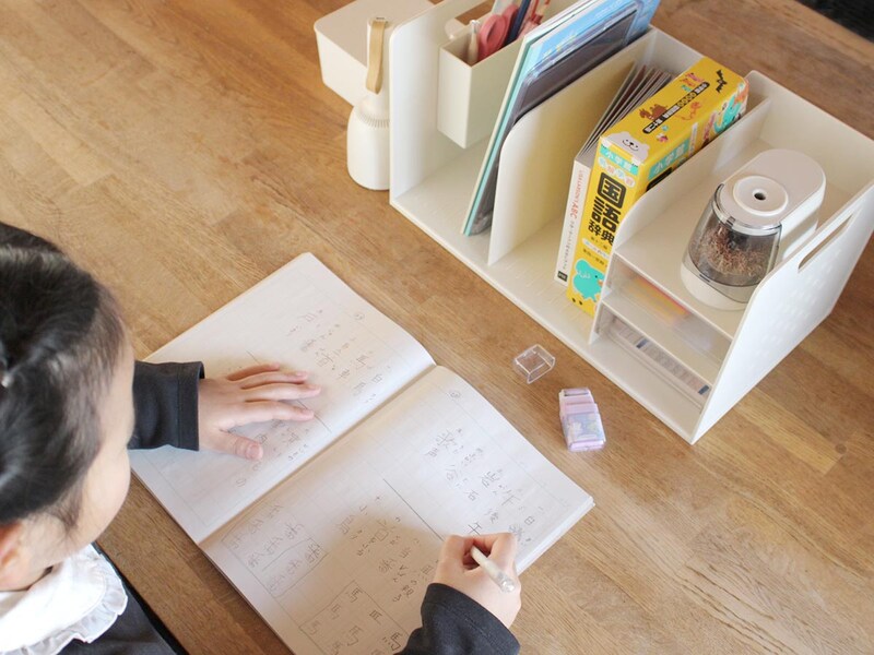 勉強机がなくたって。テーブルが機能的なデスクに変身「収納ブックスタンド」