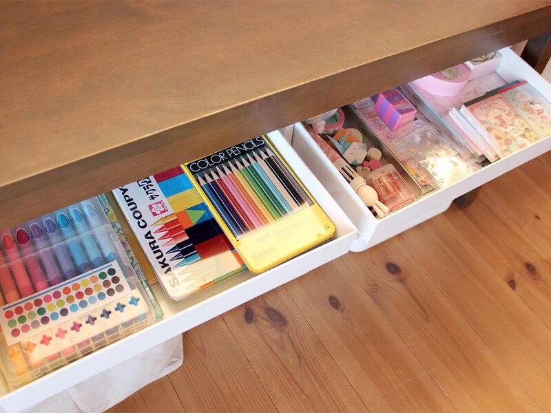 勉強机がなくたって。テーブルが機能的なデスクに変身「収納ブックスタンド」