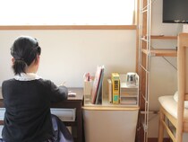 勉強机がなくたって。テーブルが機能的なデスクに変身「収納ブックスタンド」