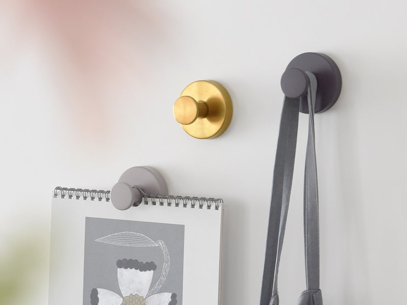 SNSで話題!ここにフック欲しいを叶える「強力吸盤フック」で片づけない新習慣