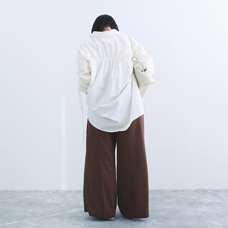 袖くしゅっと印象チェンジ。カジュアル派スタッフ3名になじむ新作アレンジブラウス