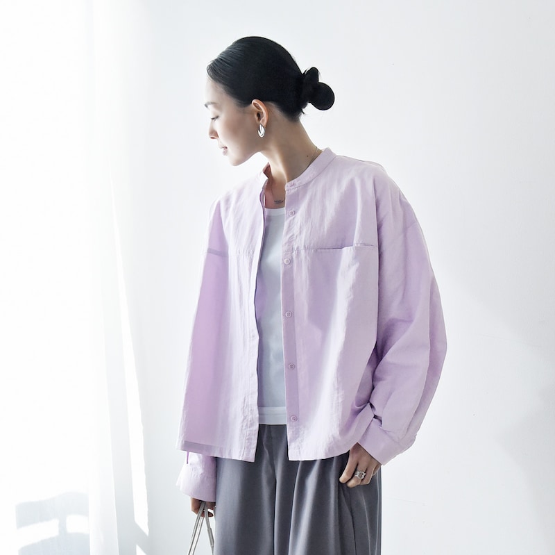 色であそぶ春の装い。後ろ姿に隠れたヒミツあり、風通しのいいブラウス届きました