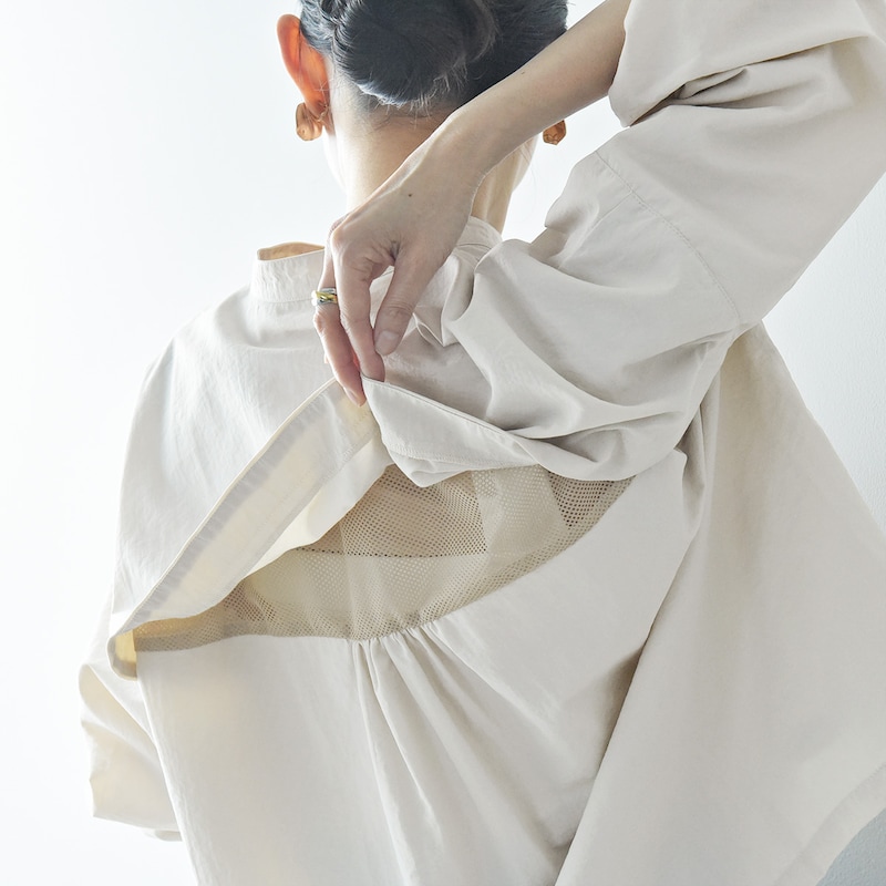 色であそぶ春の装い。後ろ姿に隠れたヒミツあり、風通しのいいブラウス届きました