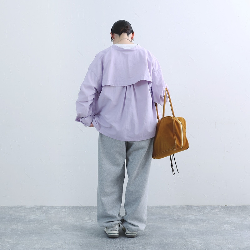 色であそぶ春の装い。後ろ姿に隠れたヒミツあり、風通しのいいブラウス届きました