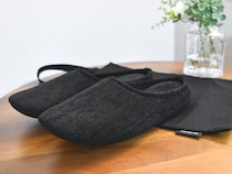 ハレの日の立ち姿をきれいに見せる「シェニール織のインヒールスリッパ」