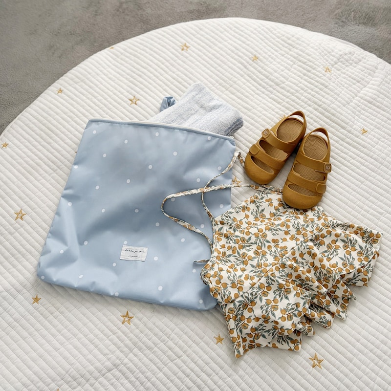 水遊びも、外食も、雨の日も。「kukka ja puu 防水ポーチ」にお任せ。