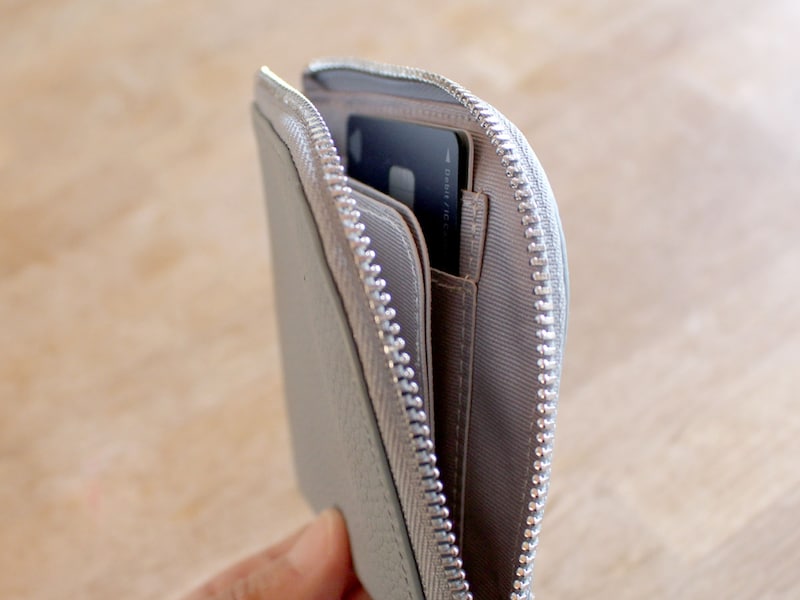 薄くても機能的。「イザという時の現金」のための、ミニマリストなミニ財布