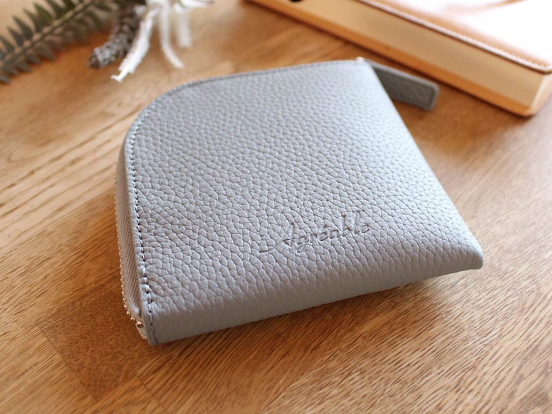 薄くても機能的。「イザという時の現金」のための、ミニマリストなミニ財布