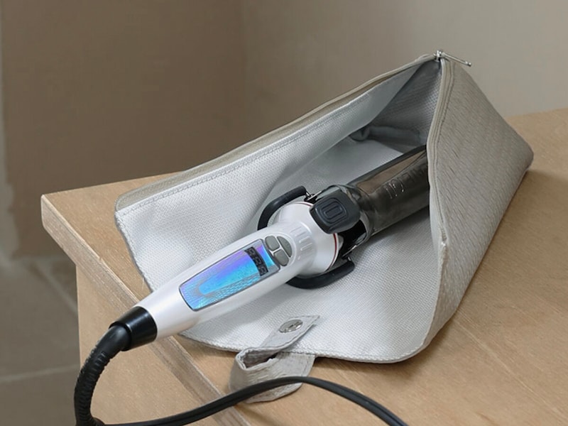 『バタバタの朝・散らかる洗面所』を卒業したい方へ。スタッフの太鼓判、耐熱300℃ヘアアイロンポーチを！