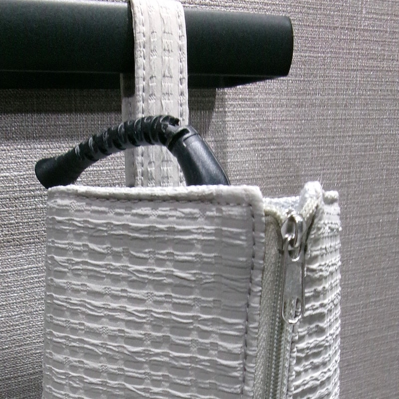 『バタバタの朝・散らかる洗面所』を卒業したい方へ。スタッフの太鼓判、耐熱300℃ヘアアイロンポーチを！