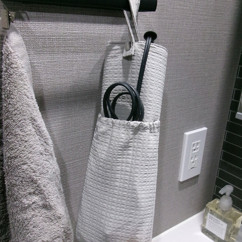 『バタバタの朝・散らかる洗面所』を卒業したい方へ。スタッフの太鼓判、耐熱300℃ヘアアイロンポーチを！