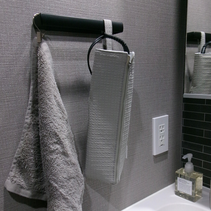 『バタバタの朝・散らかる洗面所』を卒業したい方へ。スタッフの太鼓判、耐熱300℃ヘアアイロンポーチを！