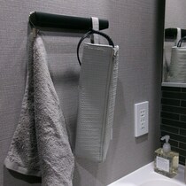 『バタバタの朝・散らかる洗面所』を卒業したい方へ。スタッフの太鼓判、耐熱300℃ヘアアイロンポーチを！