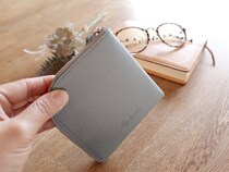 薄くても機能的。「イザという時の現金」のための、ミニマリストなミニ財布