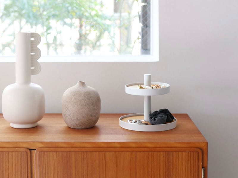 お店のディスプレイ術をサラッと再現！飾れる2段ツリーで、スタッフの「大好きなもの」に特等席を。