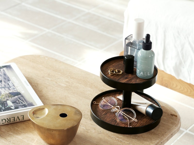 お店のディスプレイ術をサラッと再現！飾れる2段ツリーで、スタッフの「大好きなもの」に特等席を。