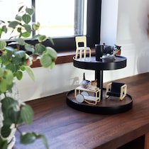 お店のディスプレイ術をサラッと再現！飾れる2段ツリーで、スタッフの「大好きなもの」に特等席を。