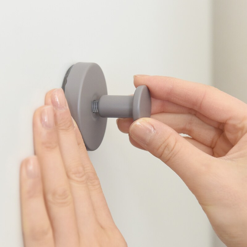 お家のあちこちピタッ。スタッフ宅で使ってみた、SNSでも話題の強力吸盤「真空フック」