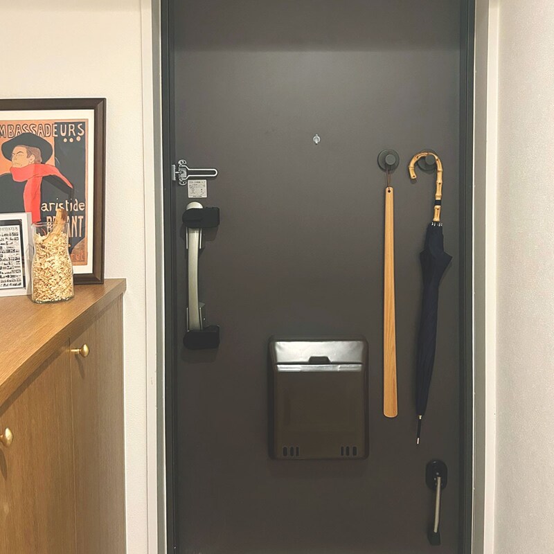 お家のあちこちピタッ。スタッフ宅で使ってみた、SNSでも話題の強力吸盤「真空フック」