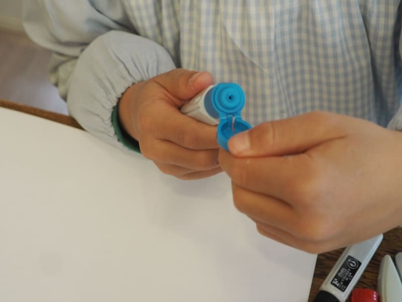 届いたその日からすぐ使える！シンプルで高学年まで使える「絵の具セット」