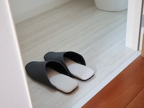 「bon momentのPVC素材のスリッパ」なら気になった時に”シュッ”と除菌が叶う