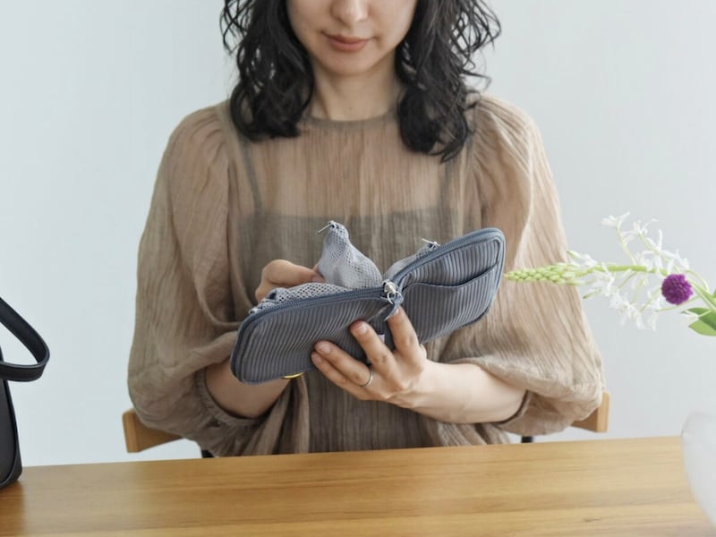 花粉症さんの救世主かも！目薬がすぐ見つかる＆薬の補充もラクな「手帳型ポーチ」にIGさんも高評価