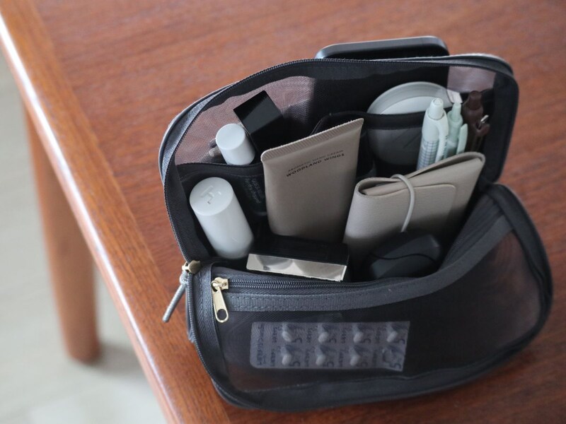 お家から外へ、どこでもワープ！スリムなのにたっぷり大容量の『旅するポーチ』スタッフはどう使う？