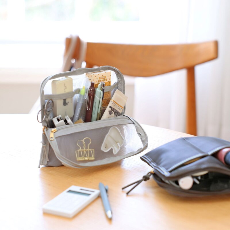 お家から外へ、どこでもワープ!スリムなのにたっぷり大容量の『旅するポーチ』スタッフはどう使う?