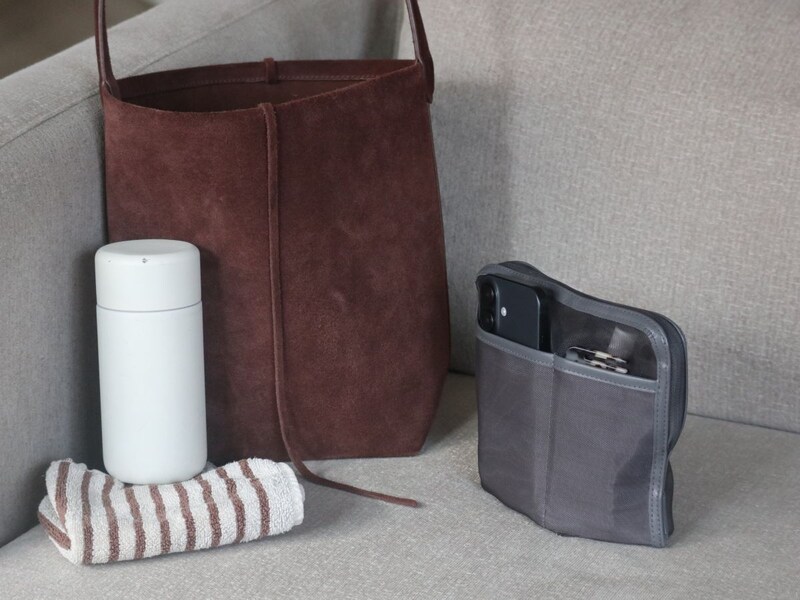 お家から外へ、どこでもワープ!スリムなのにたっぷり大容量の『旅するポーチ』スタッフはどう使う?