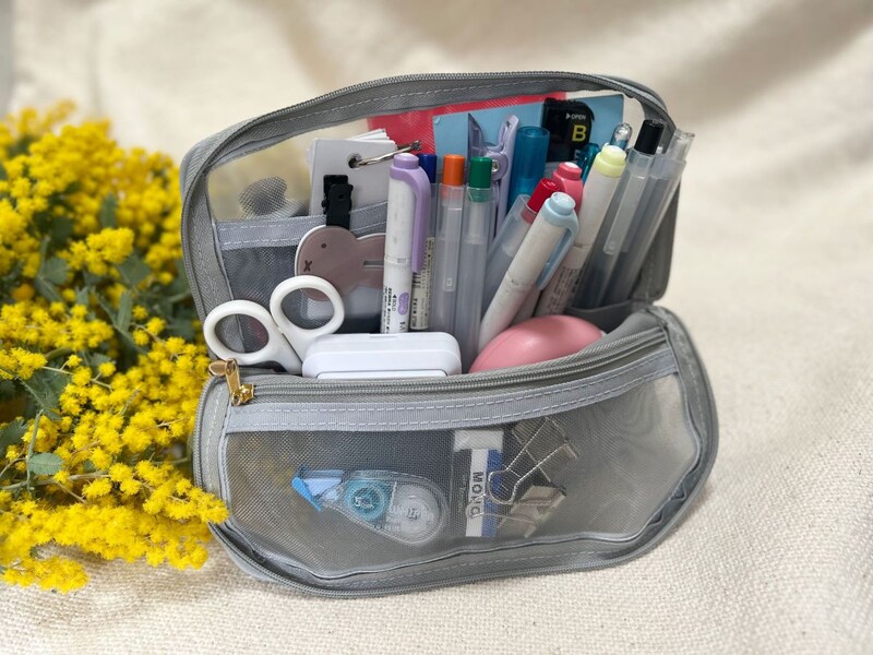 お家から外へ、どこでもワープ!スリムなのにたっぷり大容量の『旅するポーチ』スタッフはどう使う?