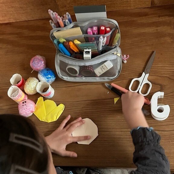 お家から外へ、どこでもワープ!スリムなのにたっぷり大容量の『旅するポーチ』スタッフはどう使う?