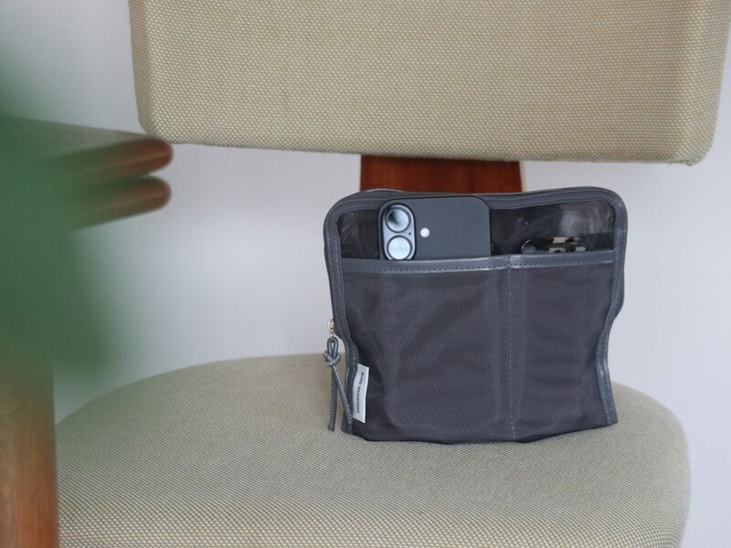 お家から外へ、どこでもワープ!スリムなのにたっぷり大容量の『旅するポーチ』スタッフはどう使う?