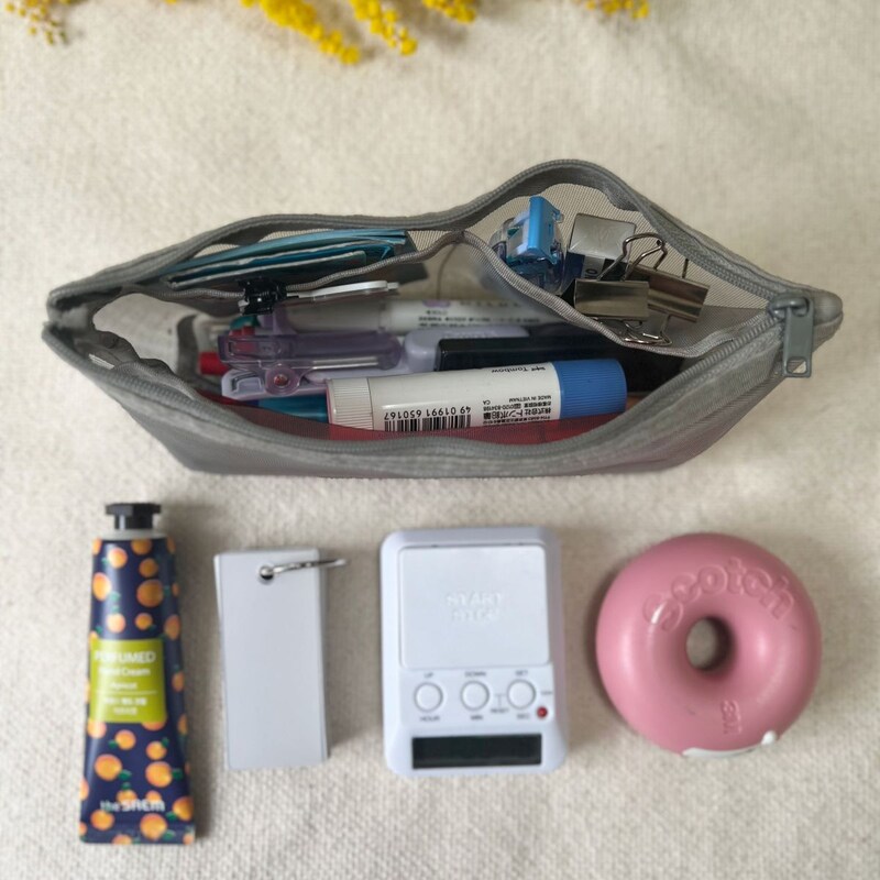 お家から外へ、どこでもワープ!スリムなのにたっぷり大容量の『旅するポーチ』スタッフはどう使う?