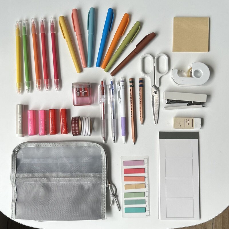 お家から外へ、どこでもワープ!スリムなのにたっぷり大容量の『旅するポーチ』スタッフはどう使う?