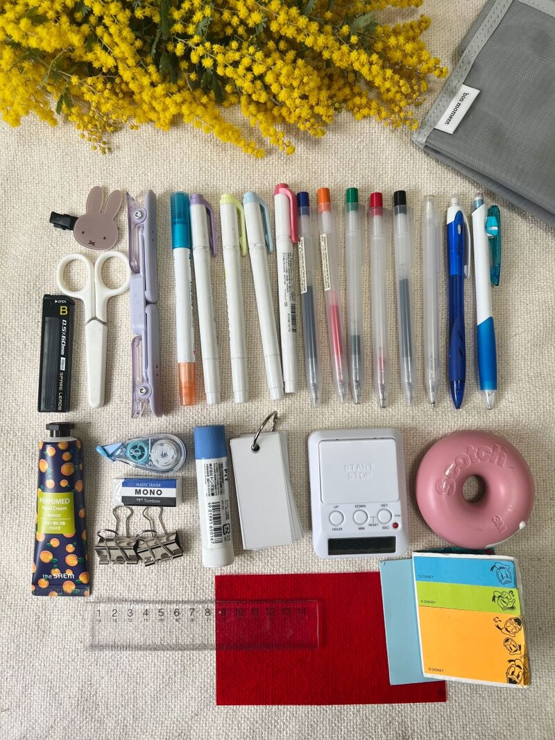 お家から外へ、どこでもワープ!スリムなのにたっぷり大容量の『旅するポーチ』スタッフはどう使う?